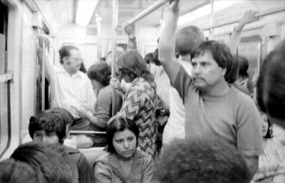 Pasajeros en un vagón del metro