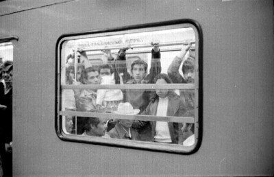 Gente a bordo de un vagón del metro