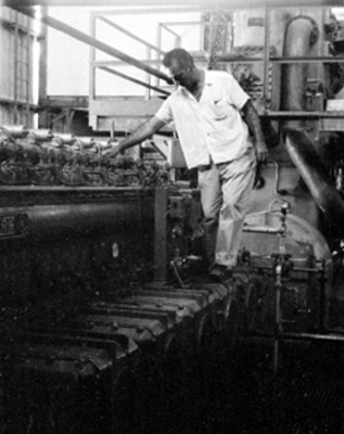 Obreros manipulan maquinaria en la fundidora de metal de Monclova