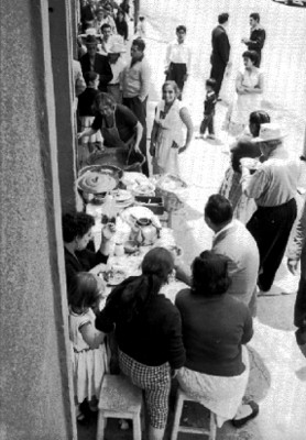 Vendedor de comida junto a casilla electoral
