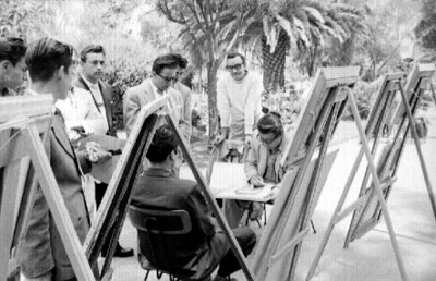 Gente observa a pintor en el Jardín del Arte