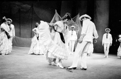 Bailarines realizan un moño en ejecución de un son jarocho