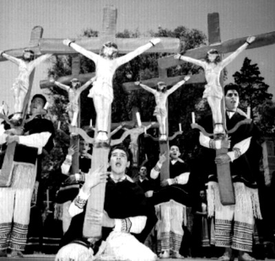 Bailarines con cristos durante actuación de baile