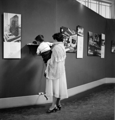 Mujer con niño en un stand de exposición arquitectónica
