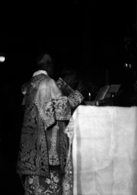 Pascual Díaz Barreto con sacerdotes oficiando una misa