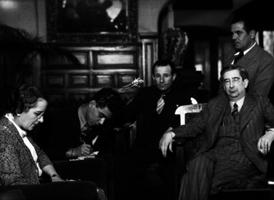 Marcelino Domingo y funcionarios con periodistas en vestíbulo en entrevista