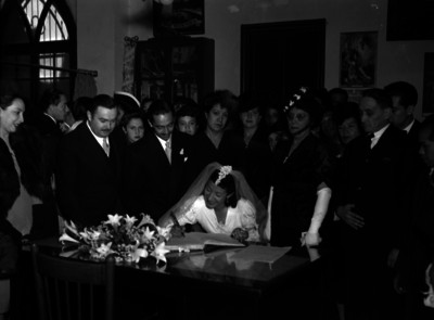 Hijo de Francisco Doria Paz y su novia firmando el libro del registro civil durante su boda