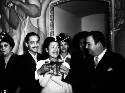 Francisco Doria Paz brindando con su hijo y su novia durante la boda de éstos