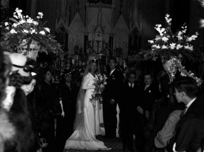 Hijo de Francisco Doria Paz y su novia en el altar durante su boda, retrato de grupo