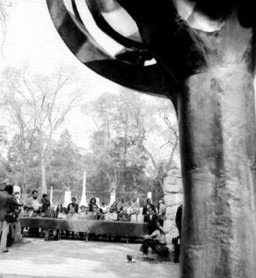 Gente durante el homenaje luctuoso de David Alfaro Siqueiros en la Rotonda de los Hombres Ilustres