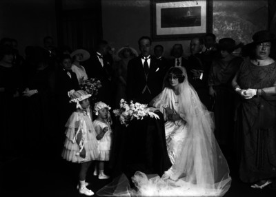 Gustavo Durón en su boda civil, retrato de grupo