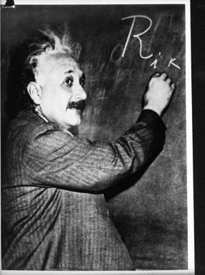 Alberto Einstein, científico, escribiendo en un pizarrón