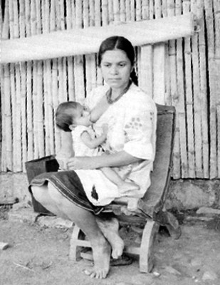 Mujer mazateca amamanta a su hijo
