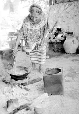Mujer mazateca cocina en un patio