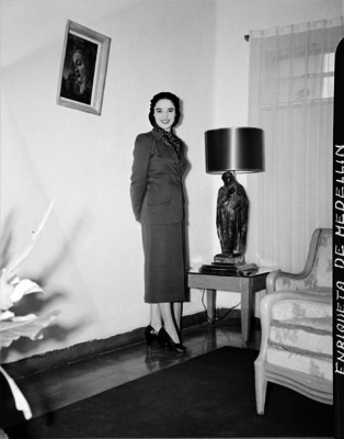 Enriqueta de Medellín, actriz, en la sala de su casa