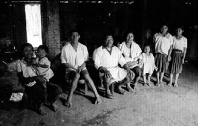 Familia tzetzal frente a su vivienda, retrato de grupo