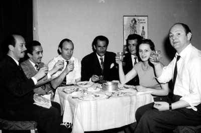 David Esquivel brindando con empresarios y actores durante un banquete