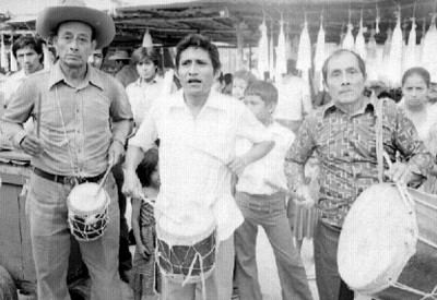 Hombres Chontales tocando tambores