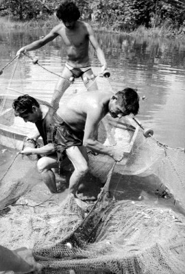 Pescadores Chontales recogiendo sus redes