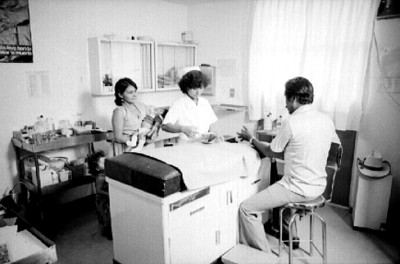Médico dialogando con enfermera y mujer