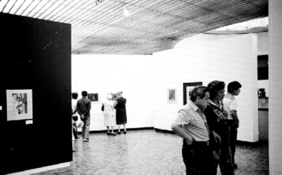 Espectadores visitan exposición fotográfica de Nacho López en el Museo de Arte Moderno