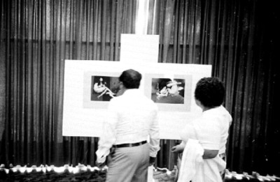 Espectadores en la exposición fotográfica de Nacho López en el Museo de Arte Moderno