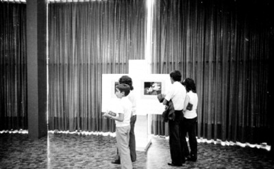 Públcio asiste a la exposición fotográfica de Nacho López en el Museo de Arte Moderno