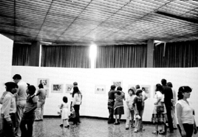 Público asistente a la exposición fotográfica de Nacho López en el Museo de Arte Moderno
