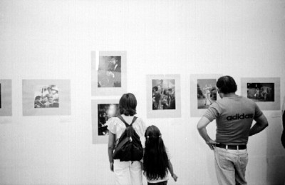Publico mira exposición fotográfica de Nacho López en el Museo de Arte Moderno