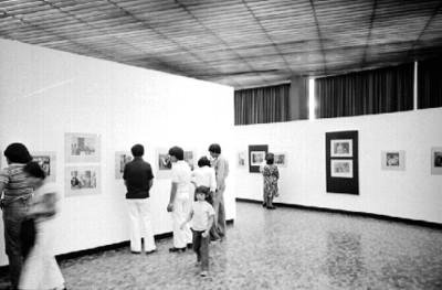Público en la exposición fotografíc de Nacho López en el Museo de Arte Moderno