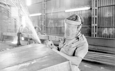 Obrero puliendo metal