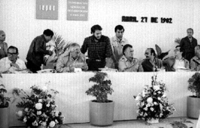 Miguel de la Madrid con politicos en presídium durante una reunión de consulta popular en Zumpango