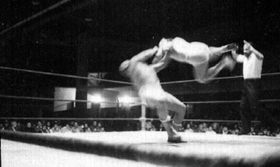 Luchadores durante una pelea en el ring