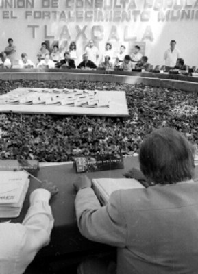 Miguel de la Madrid ante el microfono durante reunión de consulta popular en Tlaxcala