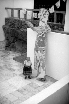 Caballero junto a judas en interior del estudio de Diego Rivera, retrato