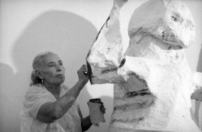 Carmen Caballero pinta judas en el estudio de Diego Rivera