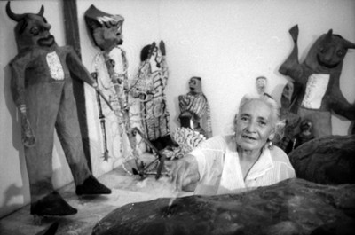 Carmen Caballero pinta judas en el estudio de Diego Rivera