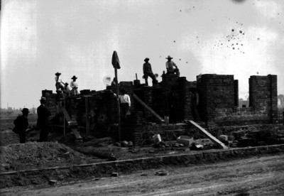 Hombres y albañiles en obra en construcción