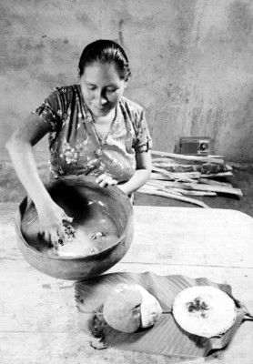 Mujer chontal preparando tamales