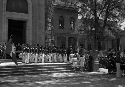 Banda de guerra y escolta escolar en una ceremonia
