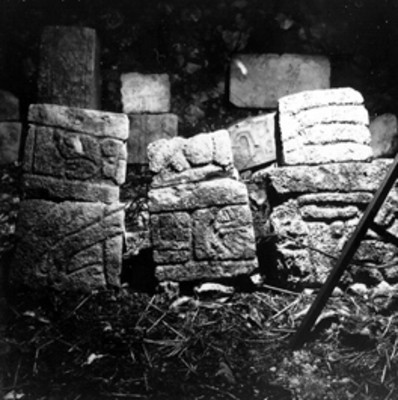 Fragmentos de dintel con glifos mayas