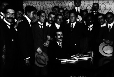 Salvador Franco Urias reunido con varios hombres en una oficina, retrato de grupo