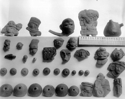 Caritas de cerámica y malacates, lote