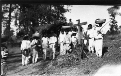 Indígenas junto a una tumba, retrato de grupo