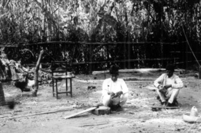 Artesanos tejiendo canastas
