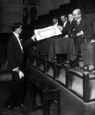 Jóven recibe diploma en el anfiteatro de San Ildefonso