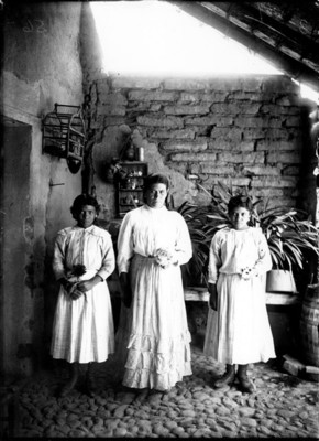 Mujeres otomíes en el patio de una casa, retrato de grupo