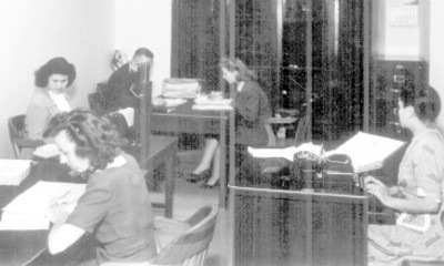 Investigadores revisan manuscritos en el Archivo Histórico del I.N.A.H.