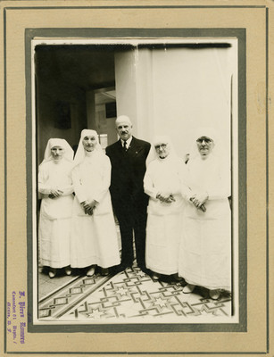 Enfermeras y médico en el hospital francés, retrato de grupo