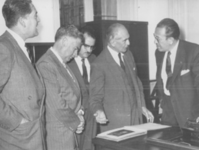 Eusebio Dávalos Hurtado muestra albúm fotográfico a Raúl Noriega y comitiva, en el Museo Nacional